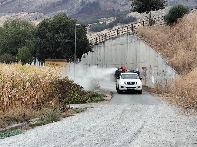 Labores de fumigación en Pinos Puente. 