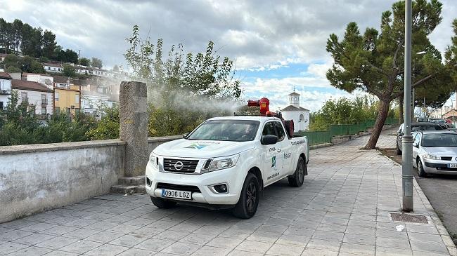 Labores de fumigación, este sábado en Pinos Puente. 