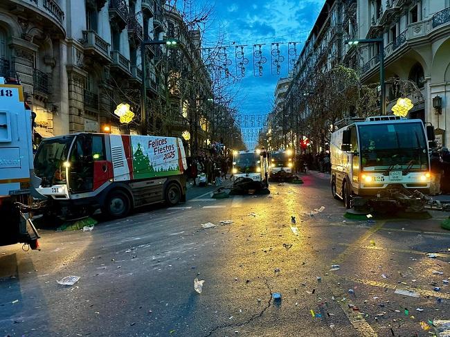 Limpieza de los restos de la cabalgata en Gran Vía.