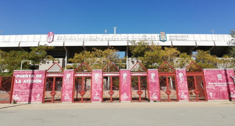 Puerta de la afición del Estadio Nuevo Los Cármenes.