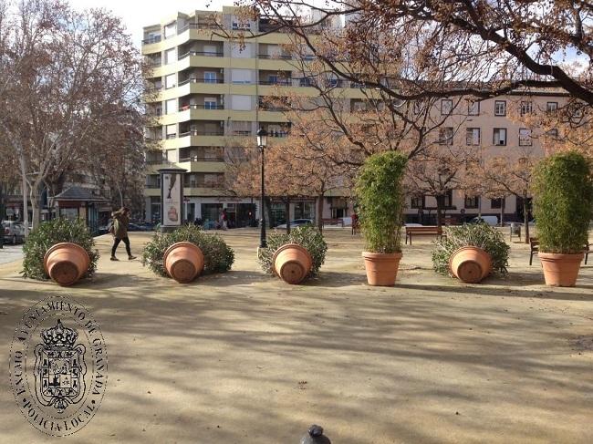 Los maceteros delimitaban la terraza. 