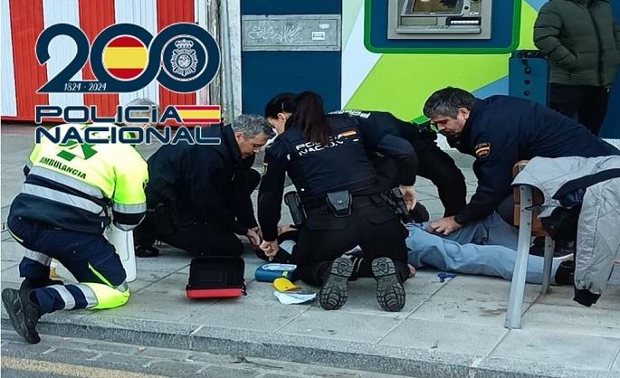 Los agentes, durante las maniobras de reanimación a la persona afectada. 