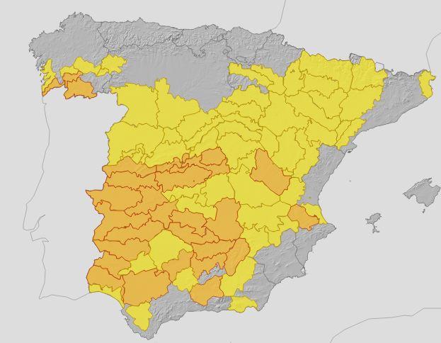 Mapa de avisos de Aemet para este martes, con numerosas provincias en aviso naranja o amarillo. 