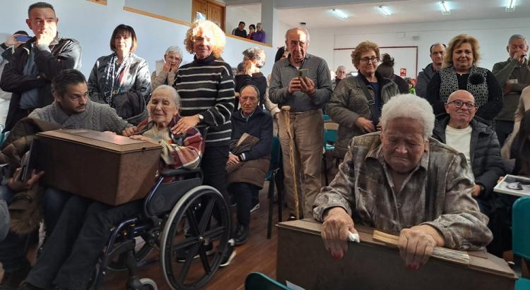 María Eugenia, a la izquierda, y Trinidad, en primer plano, abrazadas a las urnas con los restos de sus padres.