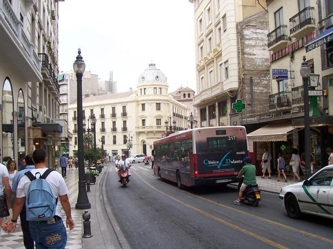 Un autobús urbano por Reyes Católicos.