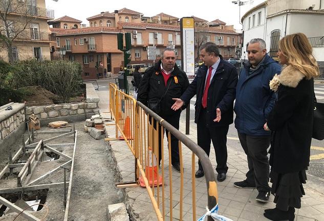 Visita de ediles a los trabajos para instalar la marquesina. 