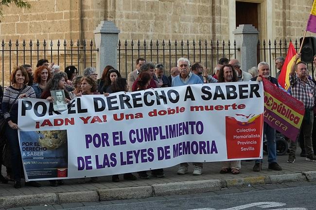 Protesta de los memorialistas ante el Parlamento de Andalucía.