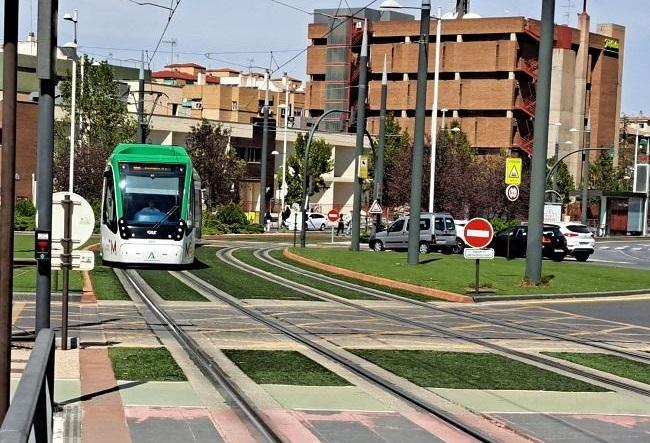 El Metro, a su paso por la Avenida Carlos V, en una imagen de archivo.