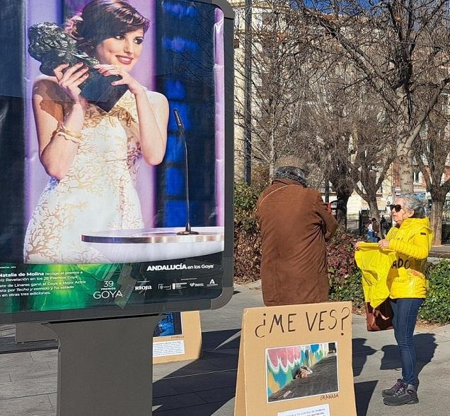 Detalle de la exposición alternativa de imágenes de personas sin hogar, junto a la de las estrellas de los Goya.