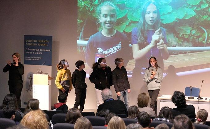 Miembros de Consejo Infantil presentan uno de los vídeos elaborados. 