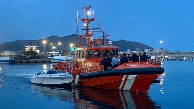 La Salvamar Gienah a su llegada al puerto. 