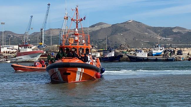 La embarcación de Salvamento Marítimo, con los migrantes, a su llegada al puerto motrileño.