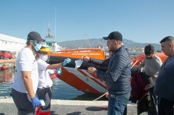 Voluntariado de Cruz Roja atiende a los migrantes a su llegada al Puerto de Motril.