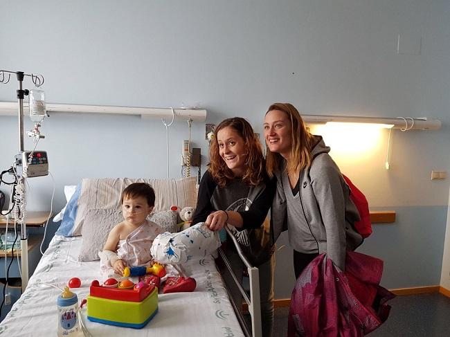 Mireia Belmonte durante su visita al hospital.