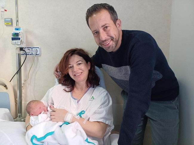 Eva María y Rafael, con su pequeña, la primera bebé del año en la provincia de Granada. 