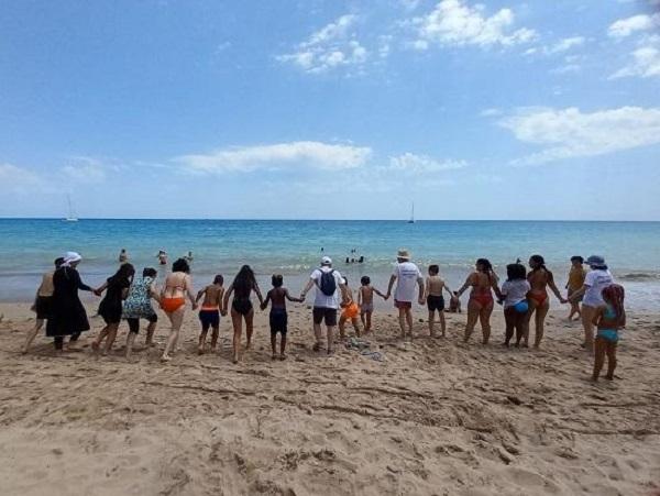 Grupo de jóvenes cumpliendo la Misión Benaiges, en el mar.