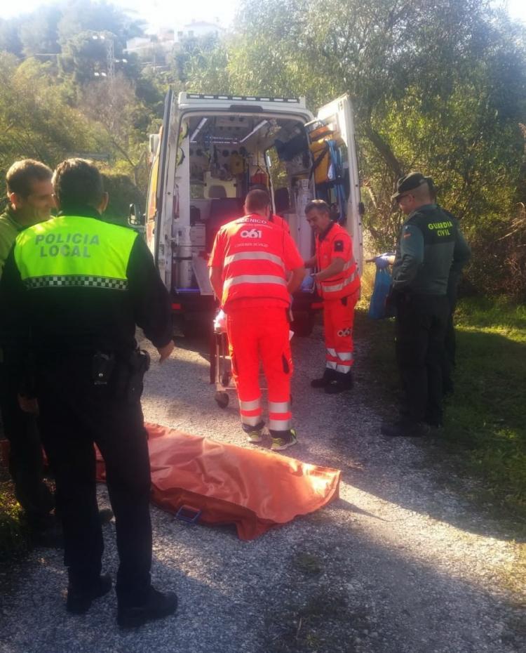 El herido fue evacuado en ambulancia al Hospital de Motril.