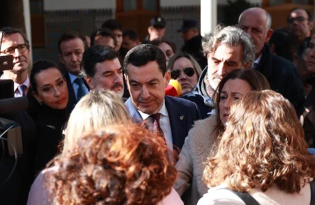 El presidente de la Junta conversa confamilias de alumnos con necesidades educativas especiales de sevilla que le pediían la dimisión del delegado de Educación de Seviila, en el Parlamento.