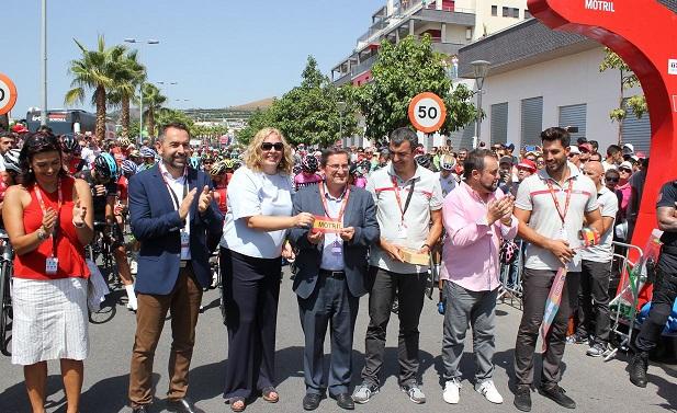 Autoridades locales en la salida de la etapa en Motril.