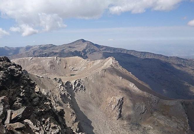 Montaña de Sierra Nevada, con el Puntal de la Caldera en primer término y picos de los Machos y Veleta al fondo.