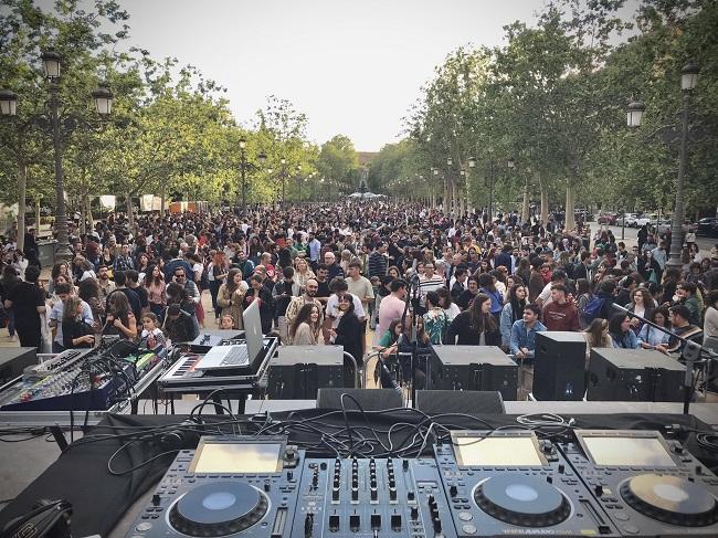 A la espera de lo conciertos en el Paseo del Salón.