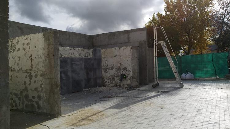 Las placas con los nombres que iban a instalarse en un Memorial en el Cementerio de la Almudena están siendo arrancadas. 