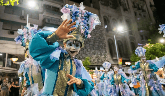 Desfile inaugural del Carnaval de las Promesas (diciembre 2024). 