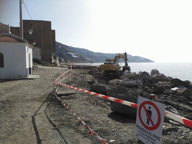 Obras en la playa de Los Yesos esta semana. 