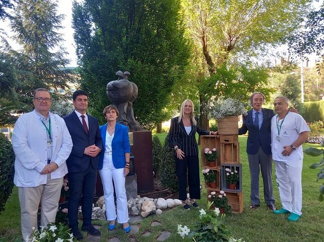 Ofrenda floral en el monumento al donante del Hospital de Neurotraumatología y Rehabilitación Virgen de la Nieves.