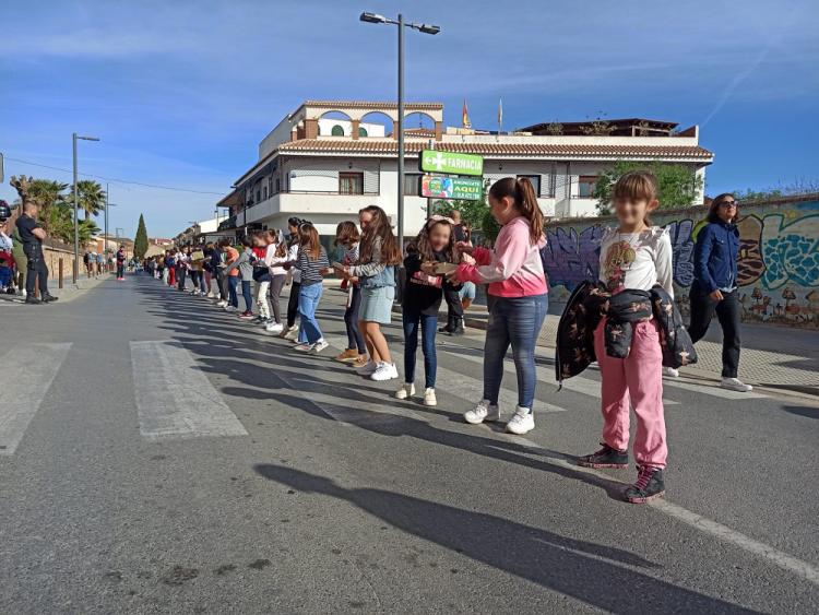 Cadena de escolares con los libros. 