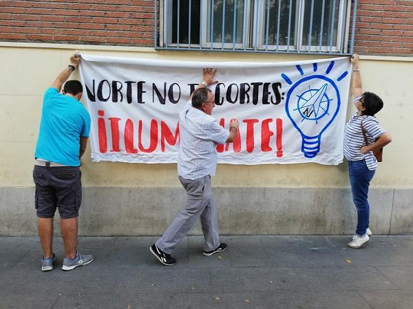 Pancarta cuando el encierro del Defensor de la Ciudadanía y el párroco de la Paz contra los cortes de luz en la Zona Norte.