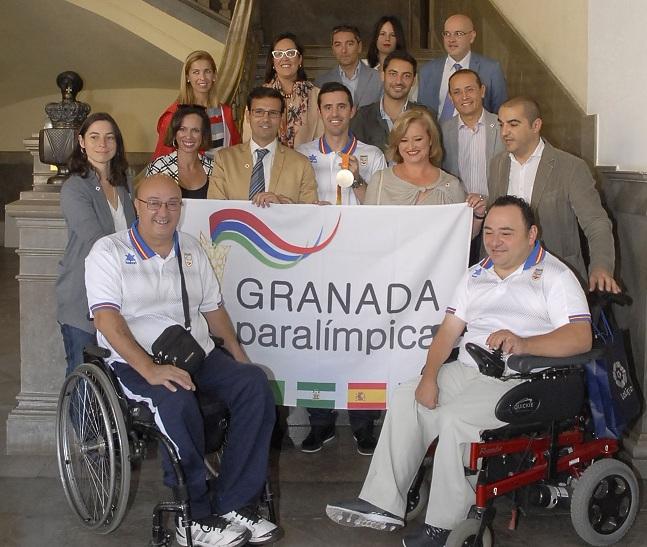 Los tres deportistas, junto al alcalde y concejales en el Consistorio.