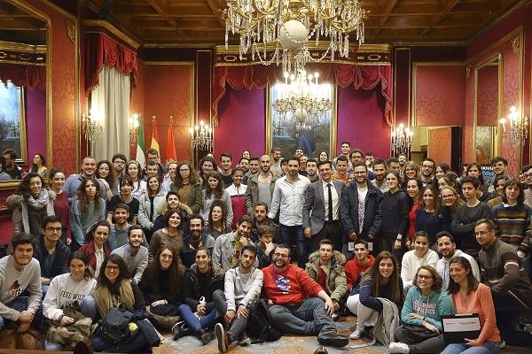 Los participantes en la gymkhana, este viernes en el Ayuntamiento. 