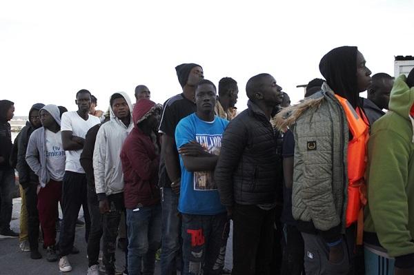 A su llegada al Puerto de Motril, los inmigrantes han recibido una primera atención de Cruz Roja.