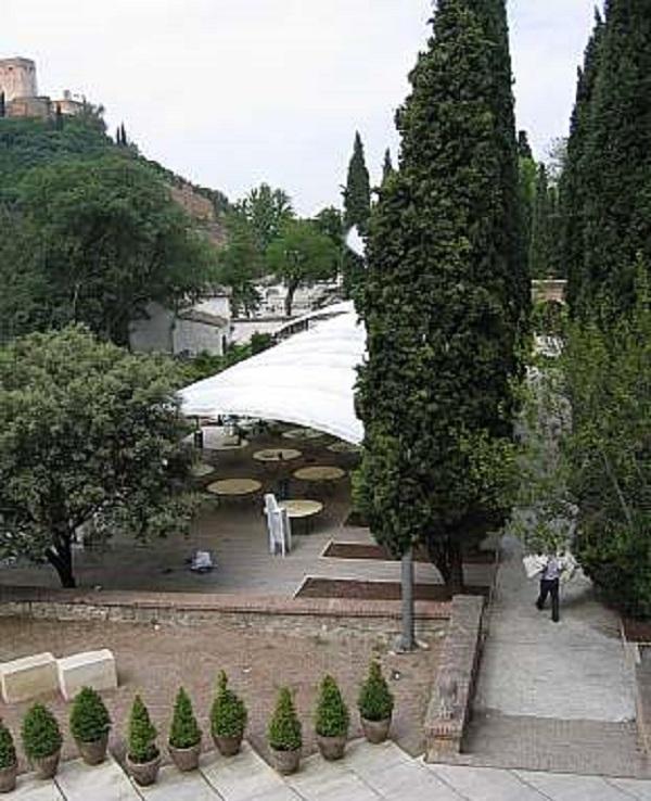 Imagen de los jardines del Palacio de los Córdova con una carpa para una celebración.
