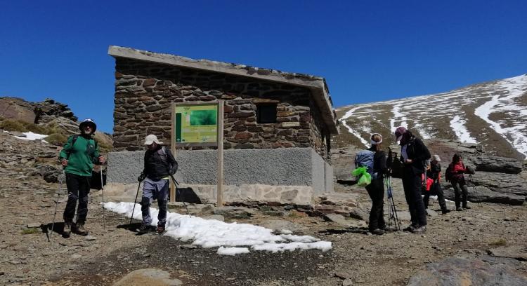 Imagen de archivo de senderistas junto al refugio de Peña Partida, donde el montañero perdido inició su ruta. 