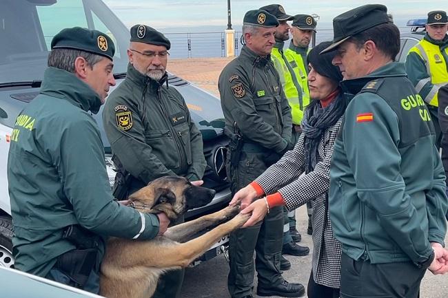 La subdelegada saluda a uno de los perros de la unidad canina de la Guardia Civil.