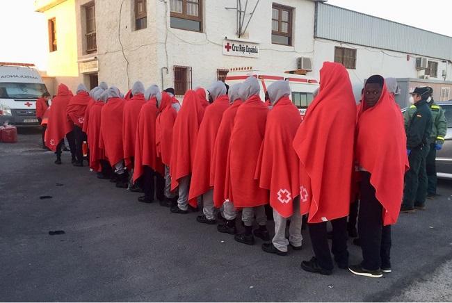 Las personas rescatadas reciben una primera atención de Cruz Roja.