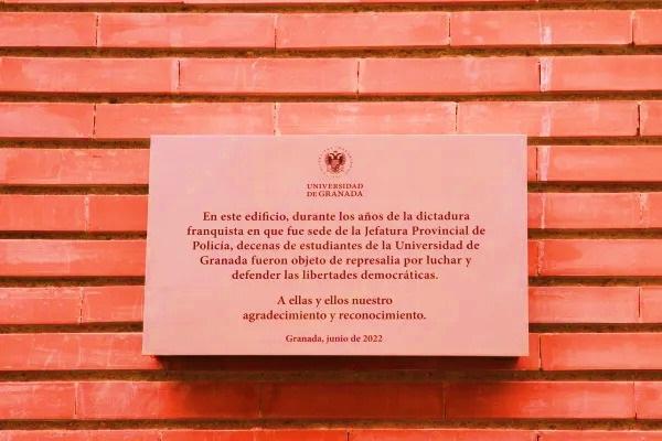 Placa instalada por la UGR en la Jefatura, en 2022. 