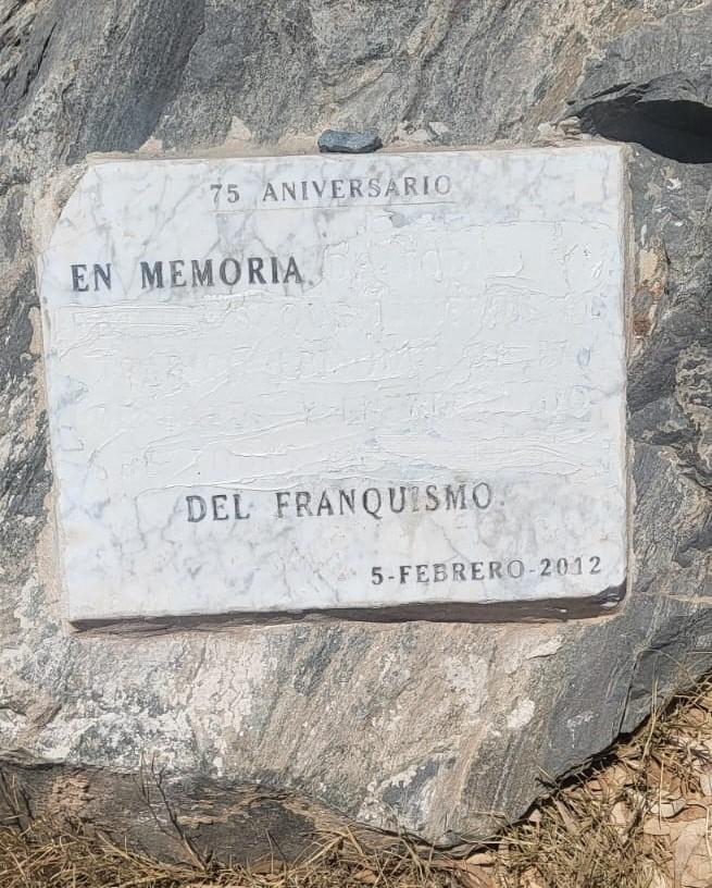 Placa en homenaje a las víctimas de La Desbandá vandalizada en Almuñécar.