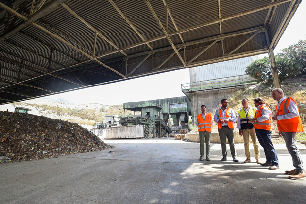 Visita de responsables de la Diputación a la planta de residuos de Vélez de Benaudalla. 