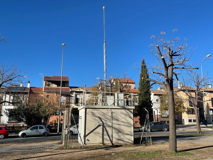 Árboles podados junto a la estación de medición de la Avda. Luis Miranda Dávalos