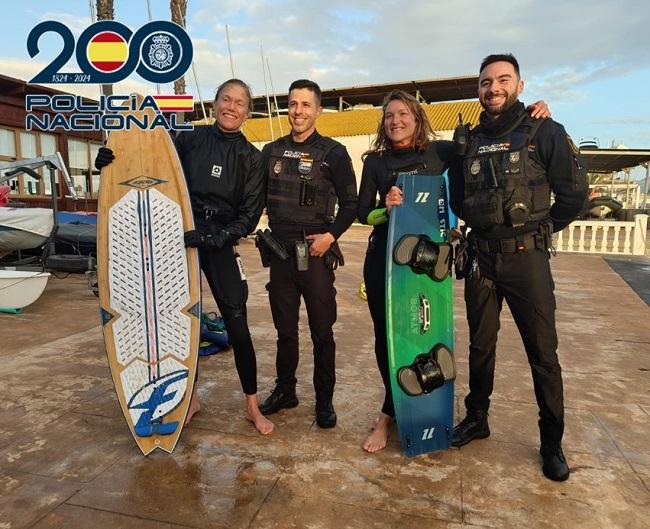 Los agentes con las dos kitesurfistas. 