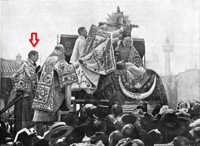 Luis López-Dóriga (bajo la flecha roja) y Pedro Fernández Gutiérrez asisten al arzobispo José Meseguer en la coronación de la Virgen de las Angustias. 