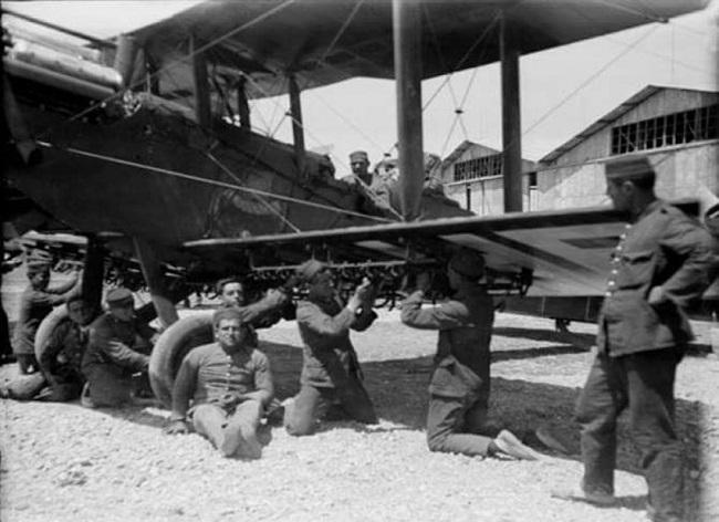 El Havilland en la Base de Armilla. En el costado izquierdo se ve el escudo de la provincia bordado por la Escuela de Artes; en el derecho llevaba el nombre de Granada.