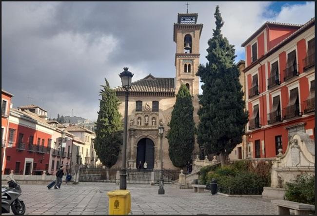 Iglesia de Santa Ana. Dos cipreses, cuán guardias civiles de escolta, ocultan ya la mitad de la fachada y dos ventanas de la torre mudéjar.