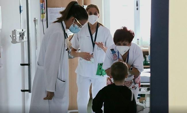 Profesionales sanitarias del Virgen de las Nieves, con uno de los pequeños pacientes.