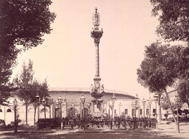 El monumento a la Virgen del Triunfo, con los 25 faroles recuperados tras la restauración de 1885. 