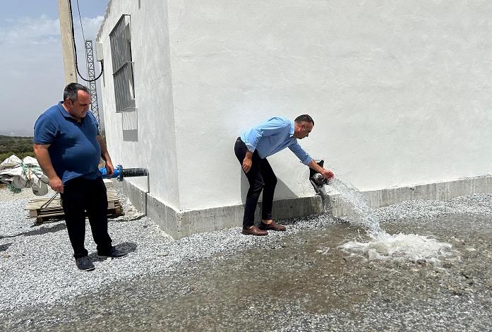 Francis Rodríguez toca el agua de una de las bocas de salida del pozo. 