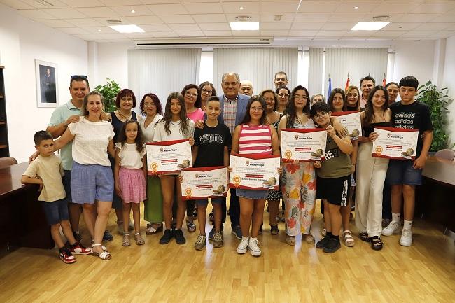 Alumnado premiado con sus familias y el alcalde.